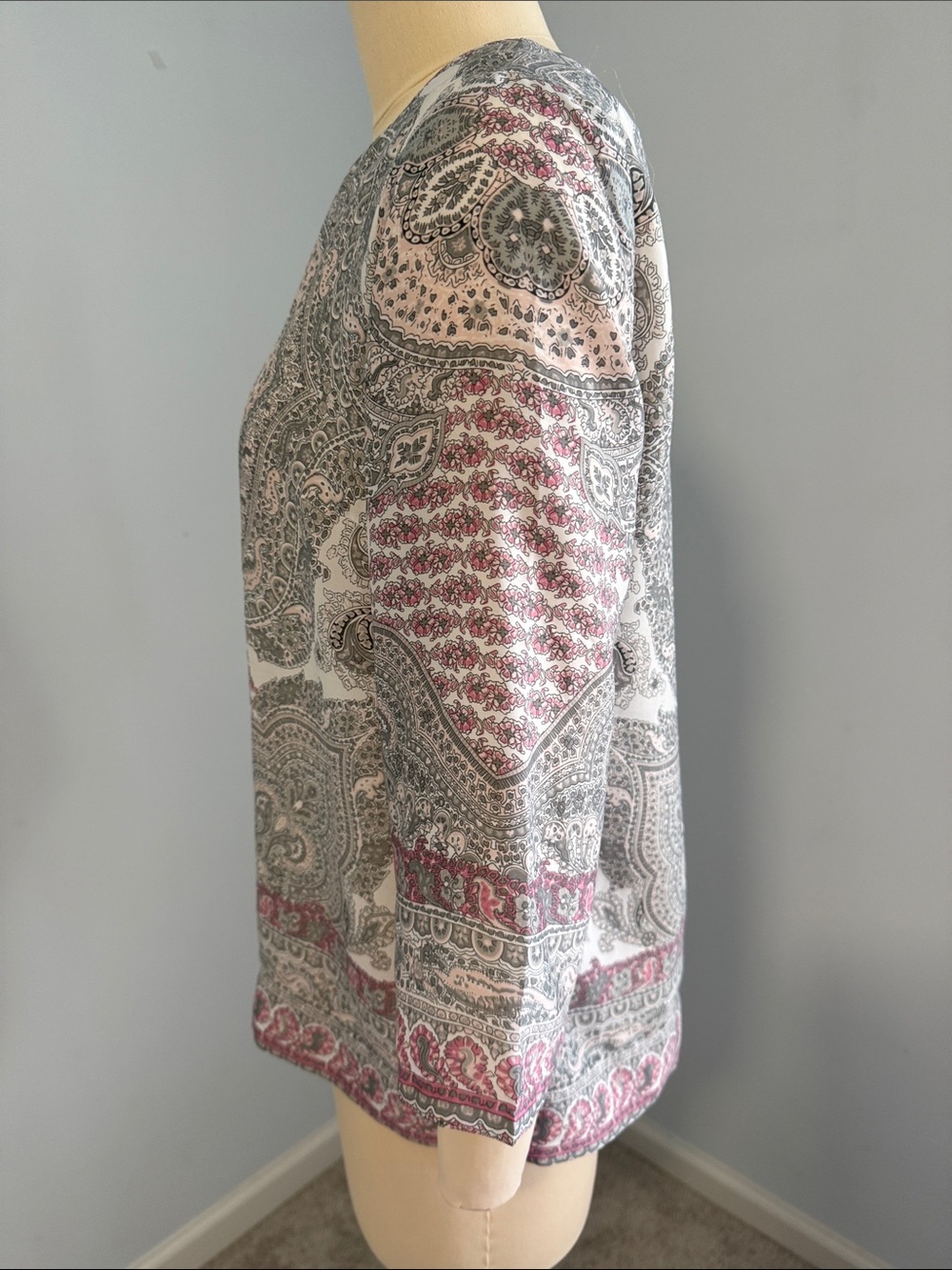 Lila Rose Women's Multi Print Boatneck Top in Gray and Dusty Pink SZS - Picture 5 of 14